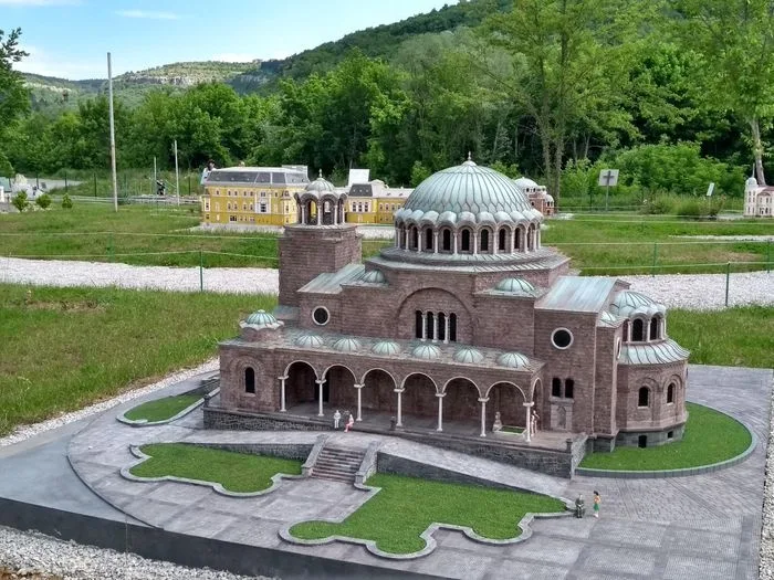 Excursie Veliko Tarnovo - Mini Bulgaria Park | 1 zi - autocar | 2026